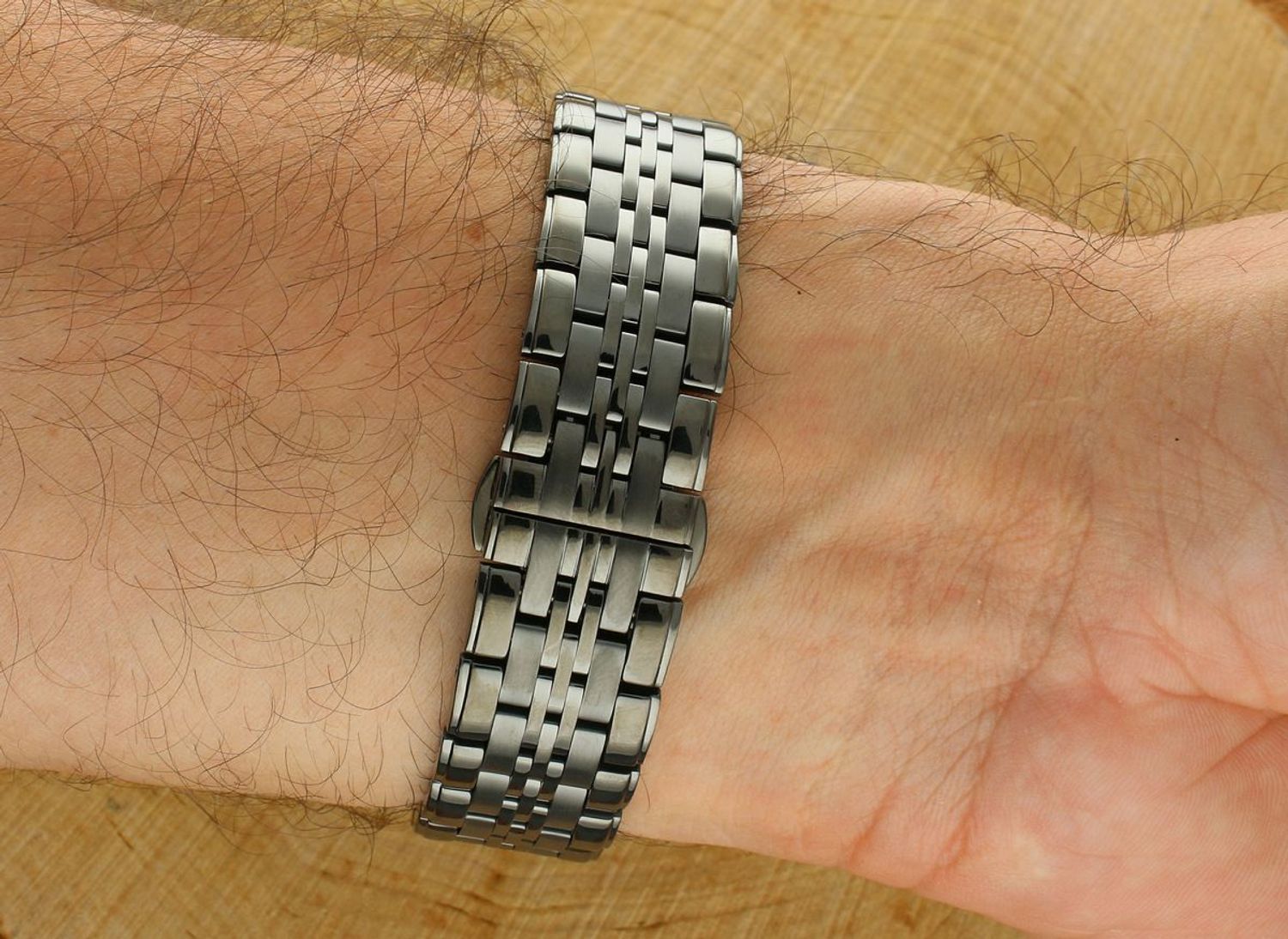 Klasyczny zegarek Bisset BIS090 BSDF38 Swiss Made. Mechanizm kwarcowy, tarcza czarna, szafirowe szkiełko, stalowa koperta i bransoleta grafitowa, wodoszczelność 1.jpg